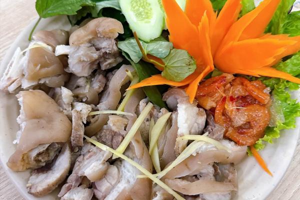 Bắp Giò Heo Luộc Ăn Kèm Mắm Tép – Đơn Giản Mà Đậm Đà